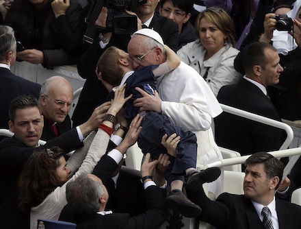Photo of Pope Francis embracing boy captures worldwide attention