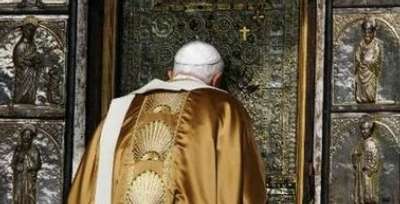 Paven tilber bilde av Kristus